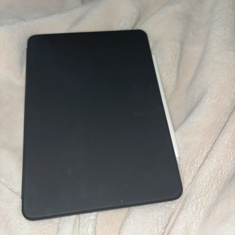 Smart Keyboard Folio for iPad Pro 11-inch (4th gen) & iPad Air (5th gen)
